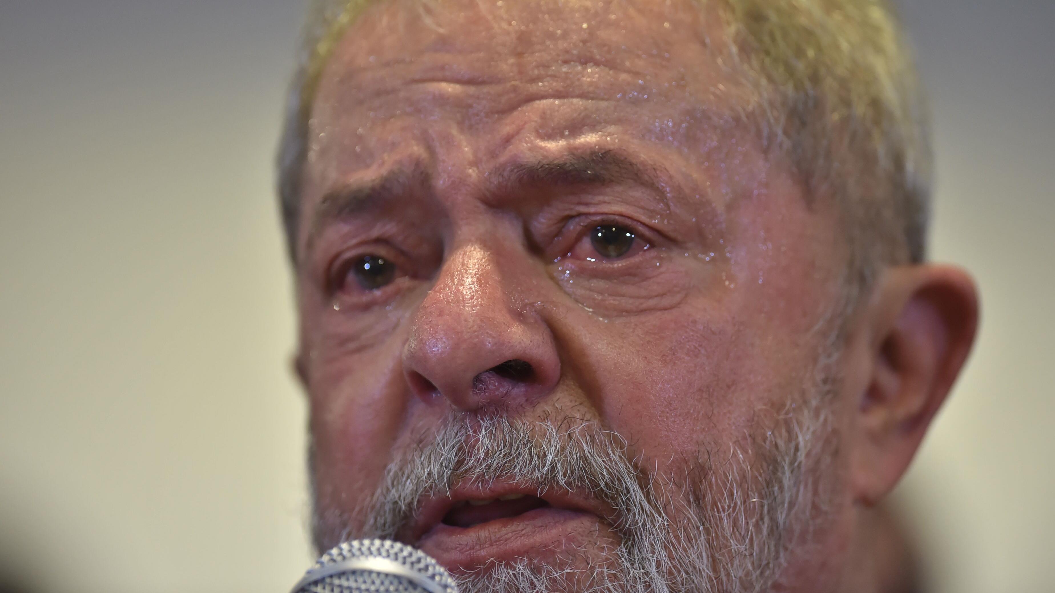 Lula recibido por seguidores después de defenderse entre lágrimas