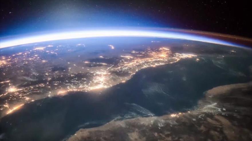 Una captura de un vídeo que muestra el amanecer en la Tierra desde la órbita terrestre.
