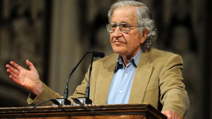 El celebre politologo estadounidense, Noam Chomsky.