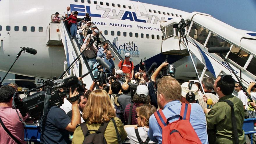 Judíos aterrizan en los territorios ocupados palestinos, enero de 2002.