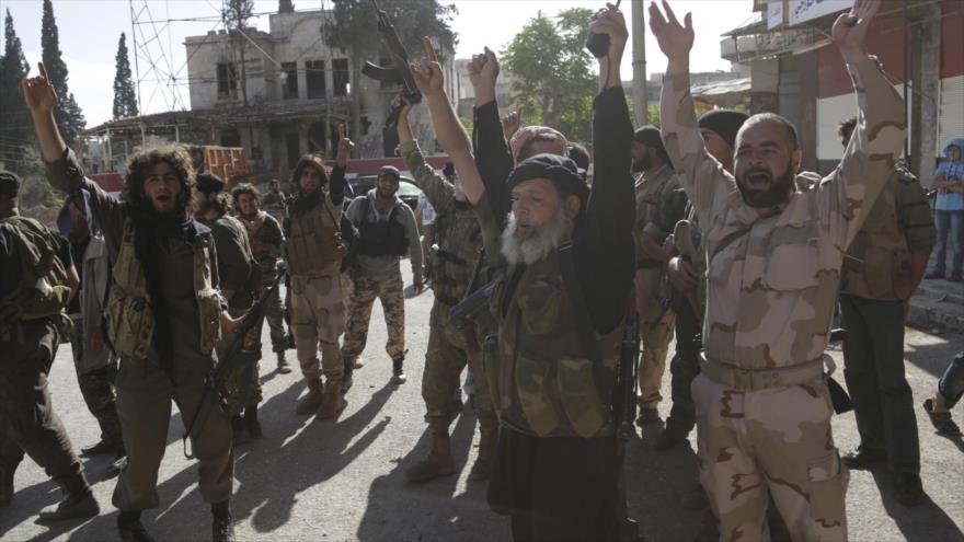 Combatientes del grupo terrorista Frente Al-Nusra en la provincia de Idlib, 29 de mayo de 2015.