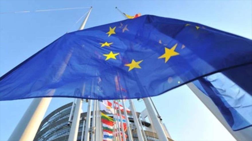 Bandera de la Unión Europea (UE) ante la sede de la Comisión Europea (CE) en Bruselas, capital de Bélgica.
