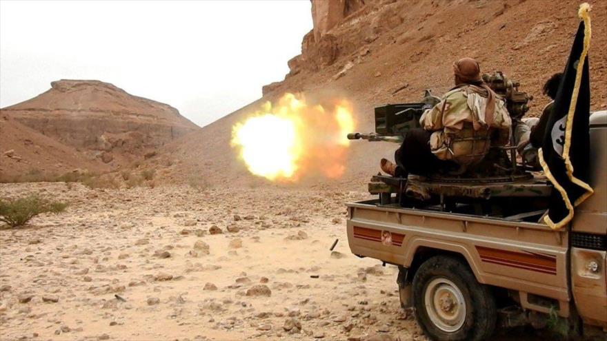 Un terrorista de EIIL (Daesh, en árabe) dispara ametralladora contra un objetivo en el sur de Yemen.