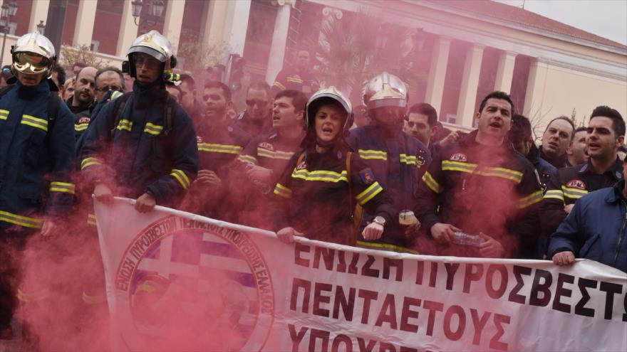 Bomberos protestan en Atenas por condiciones laborales - Hispan TV (Comunicado de prensa)