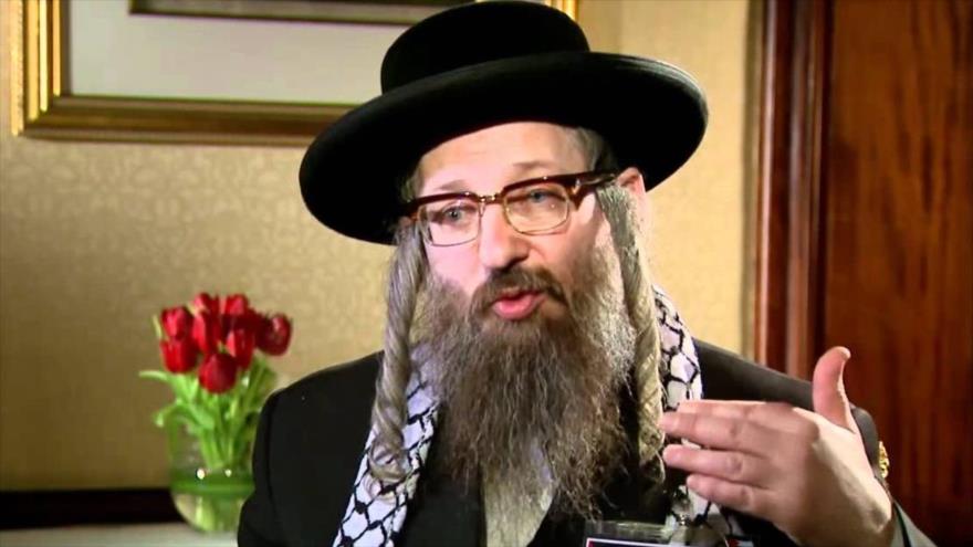 El rabino, Yisroel Dovid Weiss, durante una entrevista con la cadena catarí Al-Jazeera, 10 de marzo de 2012.