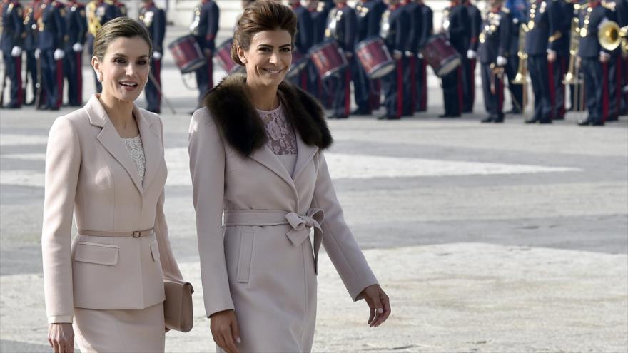La reina Letizia (izda.) de España y Juliana Macri, la esposa del presidente de Argentina Mauricio Macri, sonríen mientras caminan juntas durante una ceremonia de bienvenida en el Palacio Real de Madrid, capital de España, 22 de febrero de 2017.
