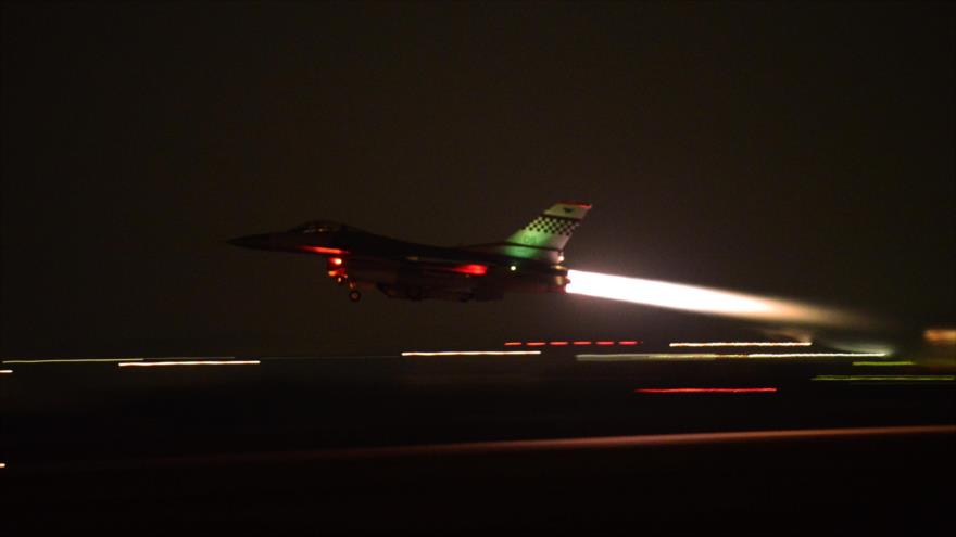 Un cazabombardero F-16, de producción estadounidense, del mismo modelo que se usó en el ataque de las fuerzas iraquíes a las posiciones de Daesh en el territorio sirio.