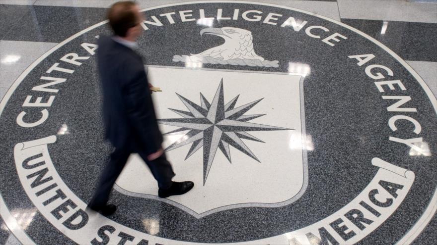 Un hombre camina sobre el logotipo de la Agencia Central de Inteligencia (CIA, en inglés) en el vestíbulo de dicha sede en Langley, Virginia en EE.UU., 14 de agosto de 2008.
