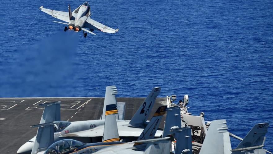 Un avión de combate estadounidense despega de un portaaviones para realizar ataques aéreos contra EIIL en Siria.