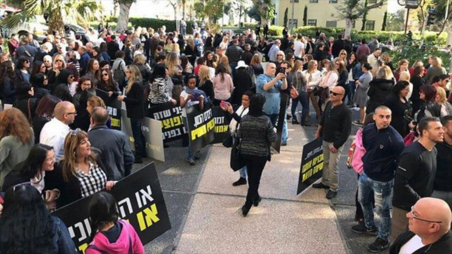 Colonos israelíes se manifiestan ante el tribunal distrital de Haifa para pedir el cierre del tanque de amoníaco en esta ciudad, 26 de febrero de 2017.