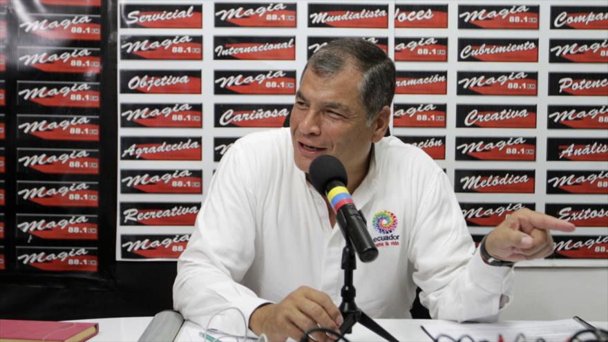 El presidente de Ecuador, Rafael Correa, en una entrevista con periodistas de la radio Magic de Quinindé, en la provincia de Esmeraldas, 26 de febrero de 2017.