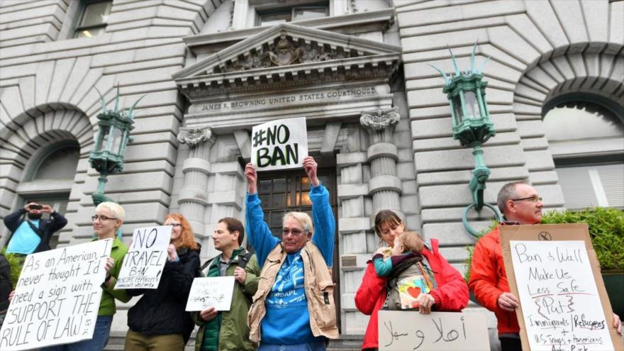 Estadounidenses congregados frente al edificio del Noveno Tribunal de Apelaciones de EE.UU. en Seattle estado de Washington, muestran su rechazo a la política migratoria del presidente Donald Trump.