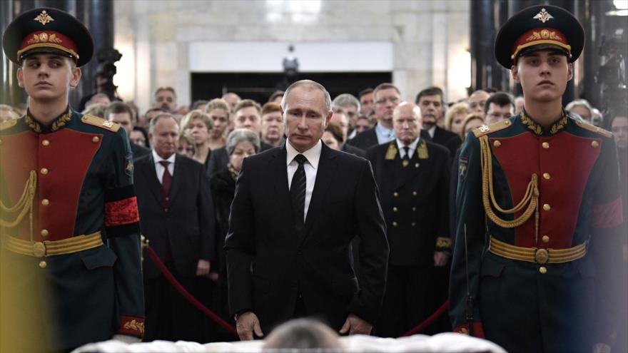 El presidente de Rusia, Vladimir Putin (centro), durante el funeral del embajador ruso asesinado en Turquía, Andrei Karlov, 22 de diciembre de 2016.