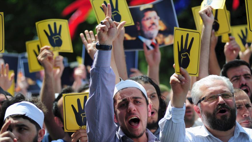 Simpatizantes de los Hermanos Musulmanes se manifiestan a favor del derrocado presidente egipcio Mohamad Mursi en Egipto.