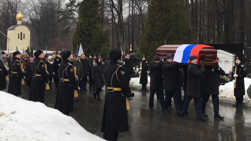 Militares rusos portan el ataúd de Vitali Churkin en la ciudad de Moscú, capital de Rusia, 24 de febrero de 2017. 