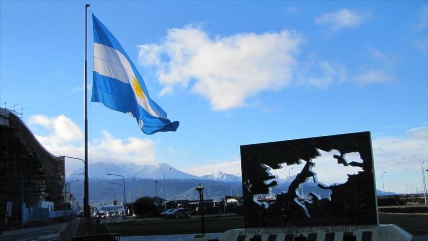 La bandera de Argentina junto al monumento de las islas Malvinas.