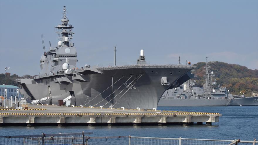El gigante portahelicópteros Izumo de las Fuerzas de Autodefensa de Japón se encuentra anclado en el muelle de la base naval de Yokosuka, Kanagawa, 6 de diciembre de 2016.