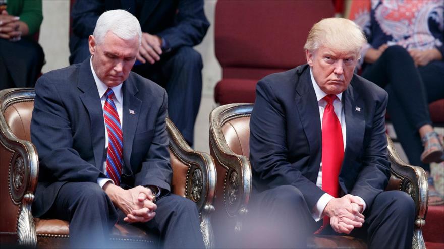El entonces candidato a presidente de EE.UU., Donald Trump, y su candidato a vicepresidente, Mike Pence, se sientan juntos durante un evento en Cleveland, Ohio, 21 de septiembre de 2016.