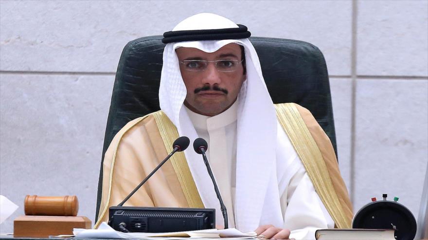 El presidente de la Asamblea Nacional de Kuwait, Marzouq al-Qanim, durante una sesión parlamentaria, 30 de junio de 2015.