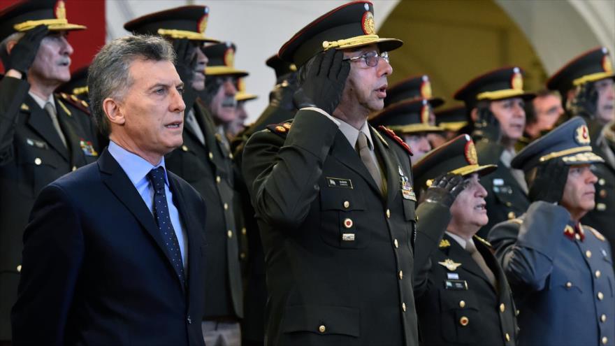 El presidente de Argentina, Mauricio Macri (izqda.), durante un acto con motivo del Día del Ejército Argentino, 29 de mayo de 2016.