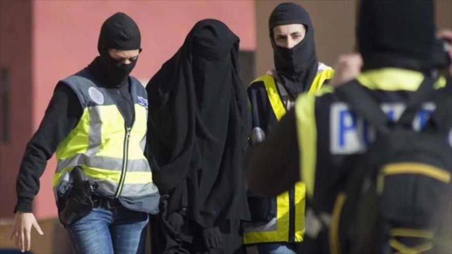 Dos mujeres españolas detenidas en la frontera turco-siria cuando trataban de regresar a España, custodiadas por agentes de seguridad de su país.