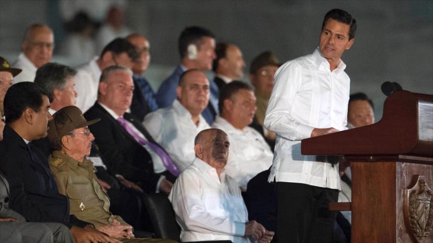 El presidente de Venezuela, Nicolás Maduro (primero desde la izquierda, sentado), observa a su homólogo mexicano, Enrique Peña Nieto, mientras este da un discurso en un acto público en La Habana, capital de Cuba, 29 de noviembre de 2016.