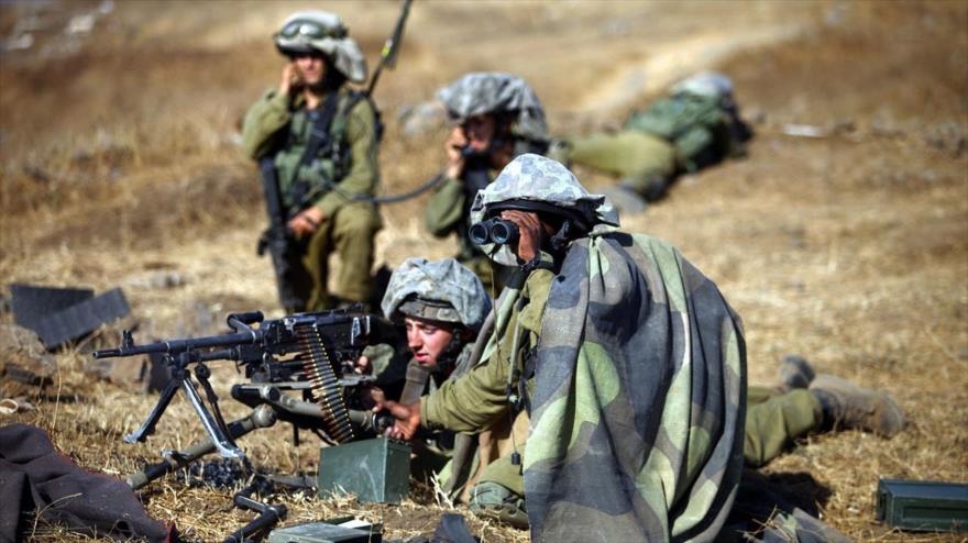 Soldados de las fuerzas de guerra de Israel (IDF, por sus siglas en inglés) realizan maniobras.