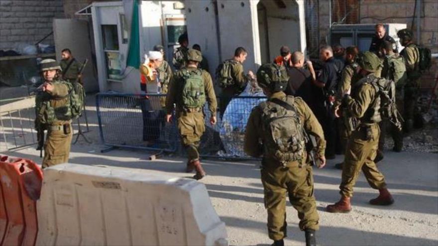 Soldados israelíes desplegados en la ciudad palestina de Al-Jalil (Hebrón), en el sur de la Cisjordania ocupada, 16 de septiembre de 2016.