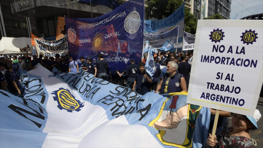 Miles de personas se suman a una manifestación convocada por los sindicatos trabajadores contra las políticas económicas del Gobierno del presidente argentino, Mauricio Macri, en Buenos Aires, 7 de marzo de 2017. 