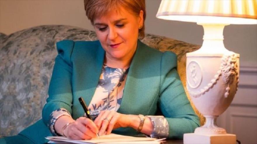 La primera ministra de Escocia, Nicola Sturgeon, firma la carta en la que formalmente pide a Londres la realización de un segundo referéndum independista, 30 de marzo de 2017.