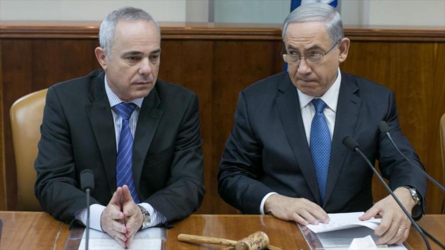 Primer ministro del régimen israelí, Benyamin Netanyahu (dcha), junto a su ministro de energía, Yuval Steinitz, en una reunión semanal del gabinete, 23 de noviembre de 2014.