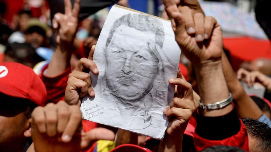 Partidarios delGobierno de Venezuela sostienen una imágen del difunto presidente venezolano, Hugo Chávez, durante una manifestación en Caracas contra el secretario general de la Organización de Estados Americanos (OEA), Luis Almagro, 28 de marzo de 2017.