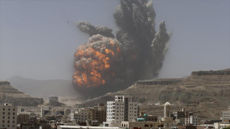 Humo y llamas de un ataque aéreo lanzado por Arabia Saudí en Saná, capital de Yemen.