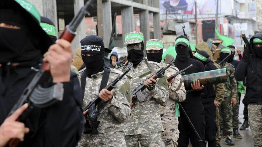 Combatientes del Movimiento de Resistencia Islámica Palestina (HAMAS) marchan en la ciudad de Gaza.