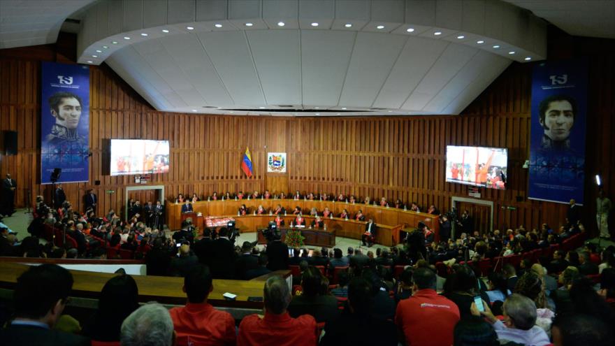 Una sesión del Tribunal Supremo de Justicia (TSJ) de Venezuela, en la que el vicepresidente del país, Tareck El Aissami (izda), expone el balance de su gestión ante los magistrados de la Corte, 3 de marzo de 2017.