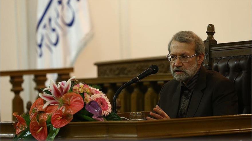 El presidente de la Asamblea Consultiva Islámica de Irán (Mayles), Ali Lariyani, durante una rueda de prensa en Teherán, la capital iraní, 13 de marzo de 2017.