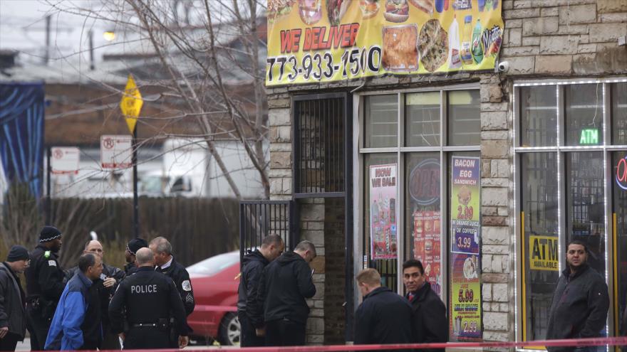 La policía de Chicago, norte de EE.UU., acordona las inmediaciones del restaurante Nadia Fish and Chicken tras un tiroteo, 30 de marzo de 2017.