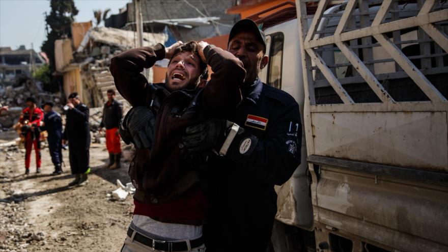 Equipos de rescate tratan de recuperar los cuerpos atrapados bajo los escombros de un edificio destruido en un ataque aéreo estadounidense en la ciudad iraquí de Mosul que causó más de 200 víctimas entre los civiles, marzo de 2017.