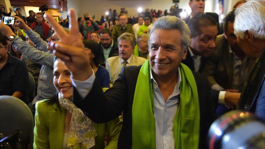 El candidato presidencial ecuatoriano del partido gobernante Alianza PAÍS, Lenín Moreno, al lado de su esposa Rocío González (izq.) tras el cierre de las urnas de la segunda vuelta, Quito, 2 de abril, 2017.