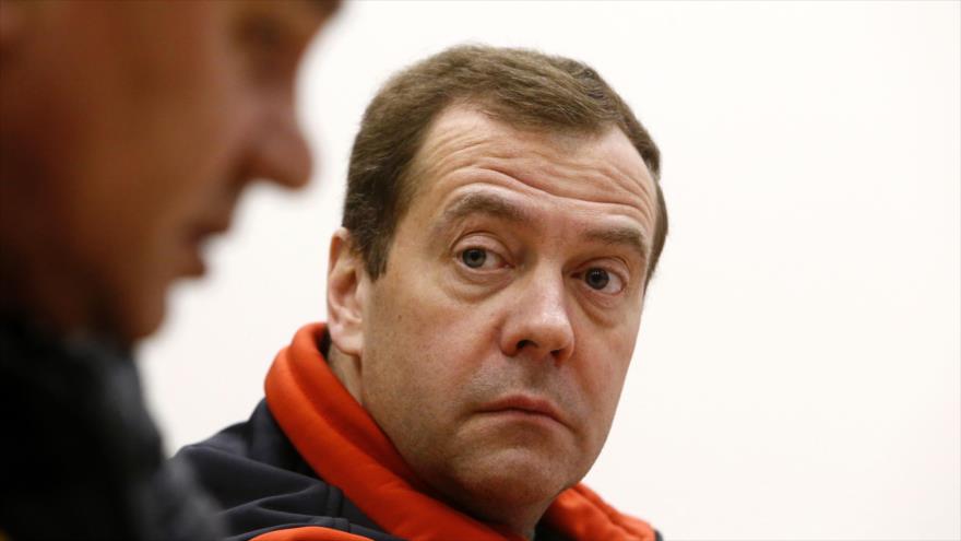 El primer ministro ruso Dmitri Medvedev en una reunión en una base militar en la Tierra de Alexandra en las islas árticas remotas de Tierra de Francisco José Rusia 29 de marzo 2017
