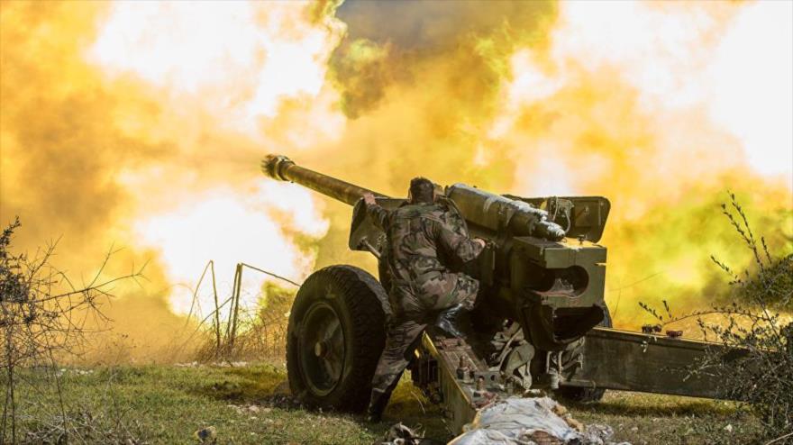 Soldado sirio dispara artillería contra las posiciones del grupo terrorista EIIL (Daesh, en árabe) cerca de Palmira.