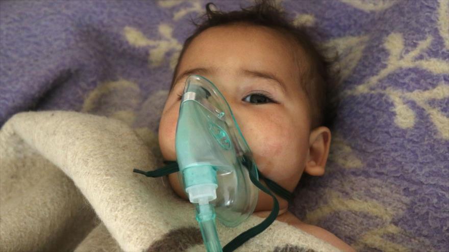 Niño sirio recibe tratamiento médico tras ser afectado por gas tóxico lanzado por elementos terroristas en la localidad de Jan Sheijun, en la provincia siria de Idlib (noroeste), 4 de abril de 2017.