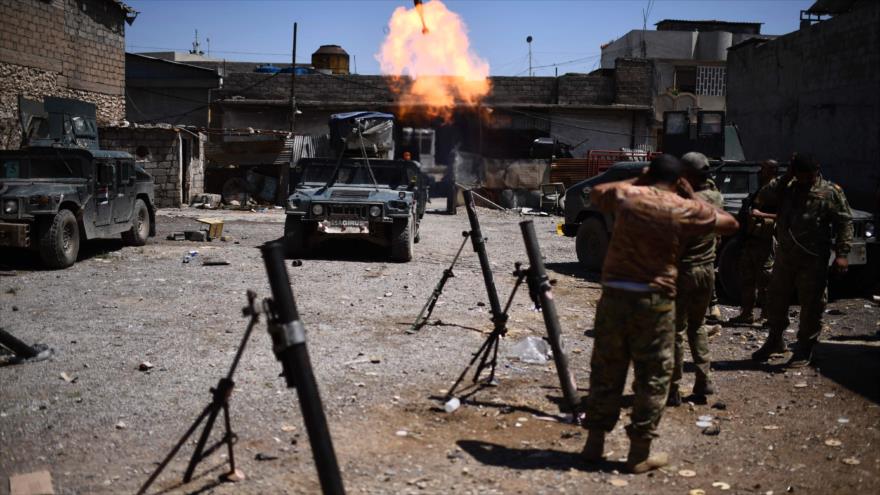 Fuerzas iraquíes, de la División de Respuesta Rápida —una unidad de élite del ministerio del Interior— lanzan morteros de fuego contra posiciones de Daesh durante su avance en el oeste de Mosul, 19 de abril de 2017.