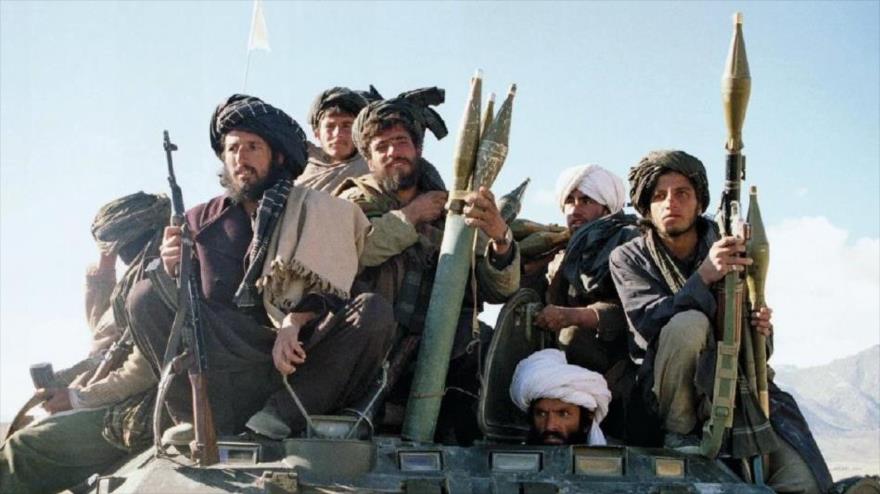 Más de 100 muertos en ataque talibán a base militar