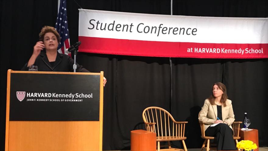 La expresidenta brasileña, Dilma Rousseff, ofrece un discurso en una conferencia celebrada en la escuela de Harvard Kennedy, en Massachusetts, EE.UU., 22 de abril de 2017.