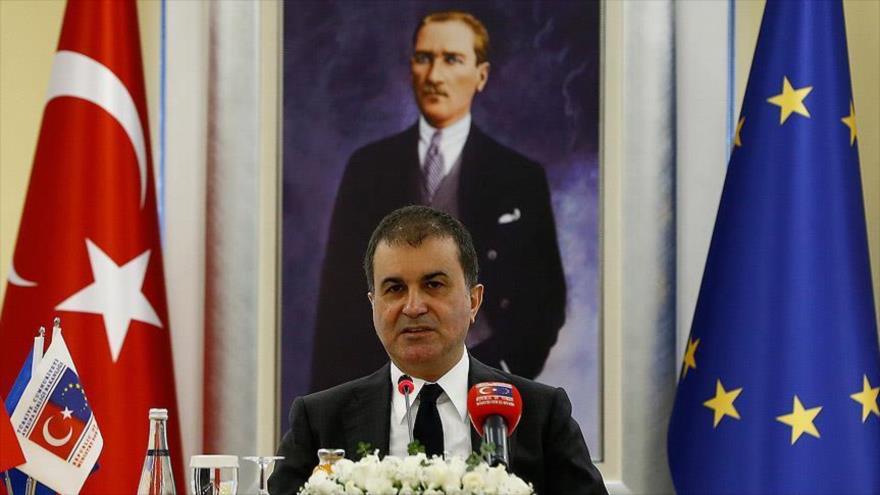 El ministro turco de Asuntos Europeos, Omer Celik, preside una reunión ministerial en Ankara, capital turca.