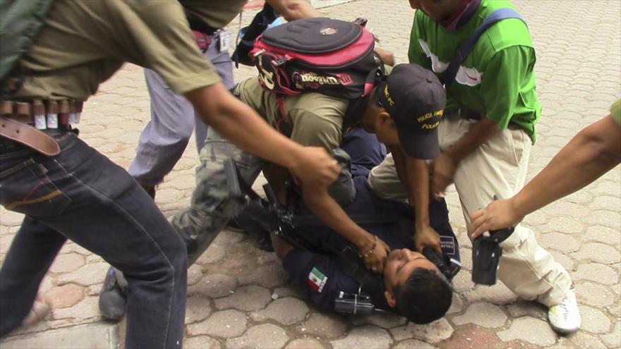 Grupos autodefensas atacan a un policía local en la ciudad mexicana de Tixtla, 26 de agosto de 2013.