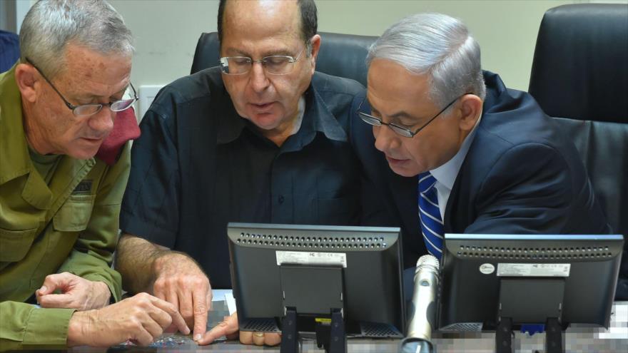 El entonces ministro de asuntos militares de Israel, Moshe Yaalon (centro), estudia el mapa de los territorios ocupados junto al premier Benyamin Netanyahu (dcha.) y el jefe del estado mayor del ejército Benny Gantz, 28 de julio de 2014.