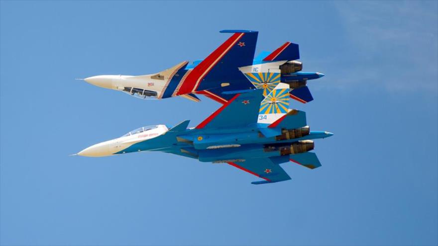 Demostración del vuelo acrobático del grupo ruso ‘Knights’ en Malasia.