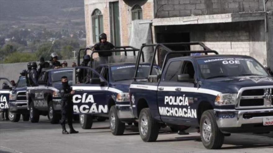 Efectivos policiales del estado mexicano de Michoacán en acto de servicio.